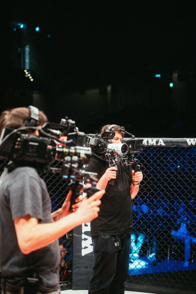 Stonetree-Media-Kameraleute mit Cinema-Kameras am Käfig bei einem We-Love-MMA-Event